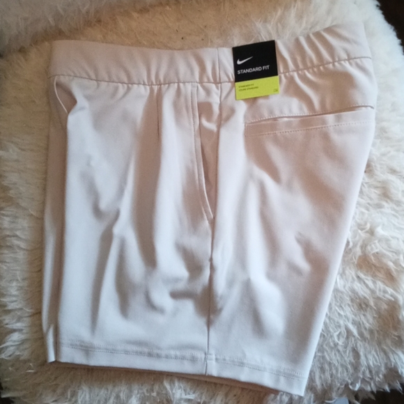 Womens Nike  golf shorts - Picture 3 of 6